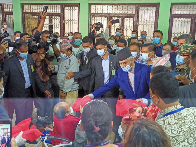 देश काेभिडमा, प्रधानमन्त्री भीडमा (भिडियाेसहित)
